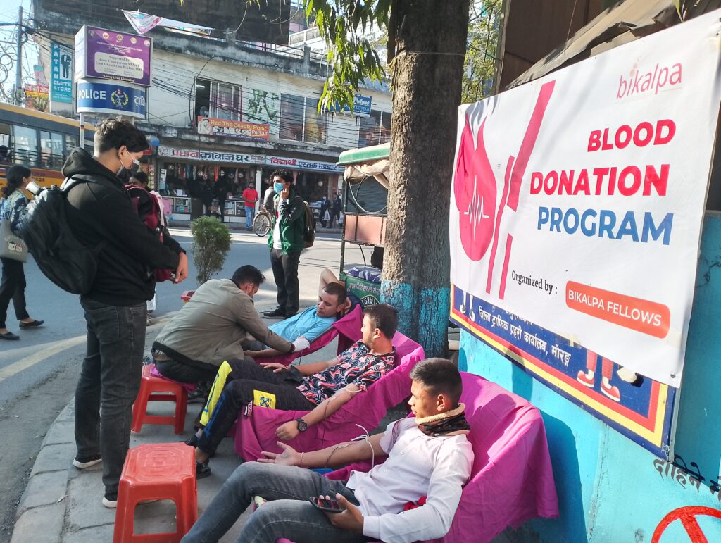 विकल्प फेलोजको रक्तदान सम्पन्न, ५३ जनाले गरे रक्तदान