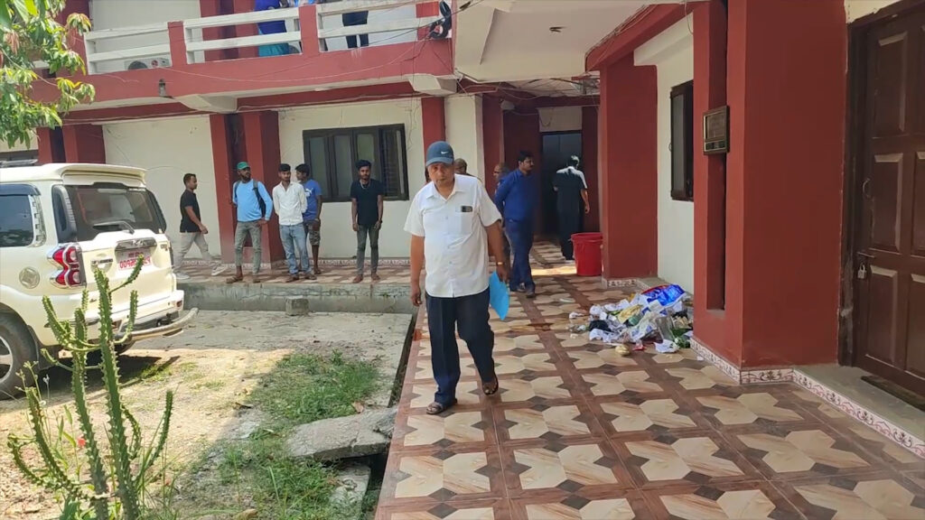 भुक्तानी नदिएको भन्दै मधेस प्रदेशको भौतिक मन्त्रालयका सचिवलाई कार्यकक्षमै थुनियो