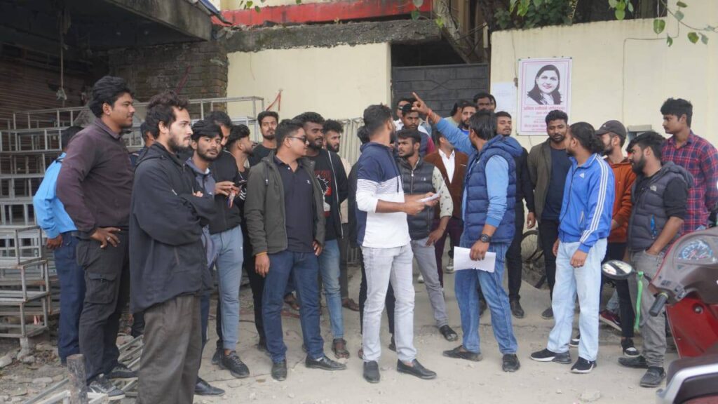 समयमा दमकल नआउँदा मानवीय क्षति भएको भन्दै स्थानीय युवाहरुद्वारा महानगर घेराउ Biratnagar mahanagar protest